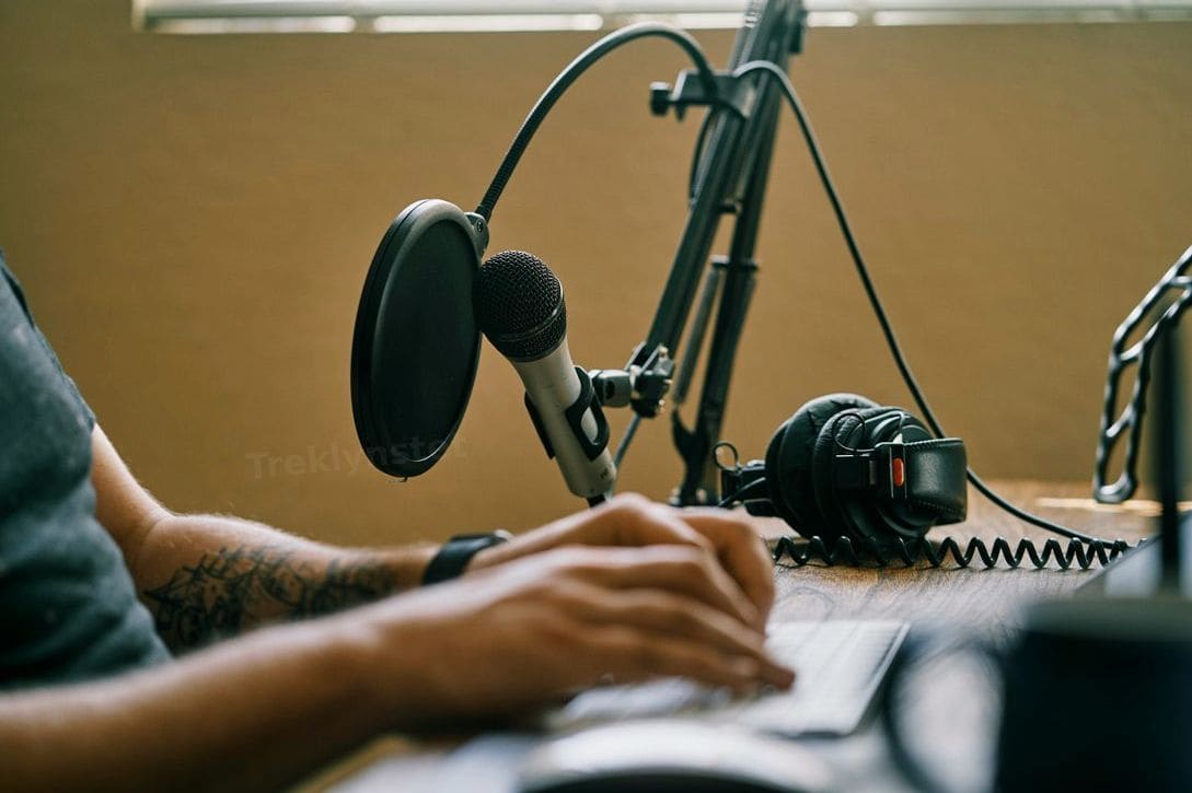Como criar um podcast com qualidade de estúdio em um espaço compacto
